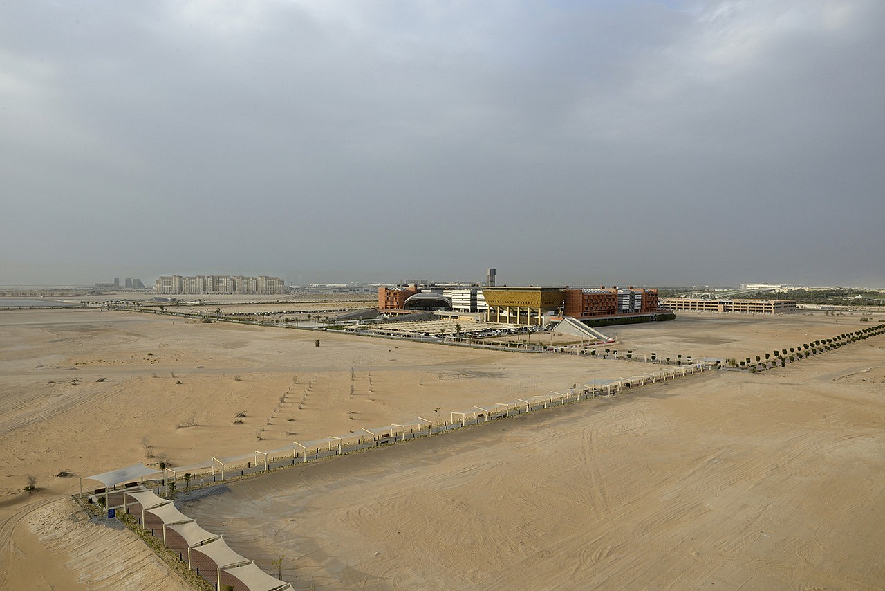  | Conscient des limites de ses ressources en pétrole et gaz, Abu Dhabi prépare l’après-pétrole. Pour rester leader dans le marché de l’énergie, l'émirat a fait jaillir des sables, Masdar, une cité pionnière à faible empreinte carbone.
